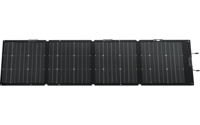 Mehrere schwarze Solarmodule nebeneinander auf weißem Hintergrund