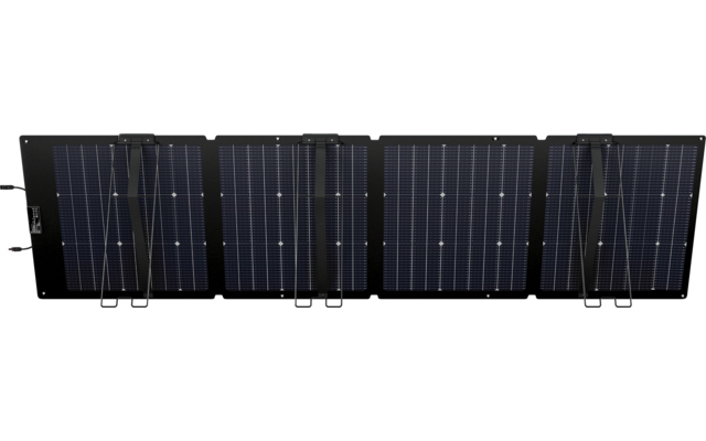 Mehrere nebeneinander stehende Solarmodule auf grauem Boden