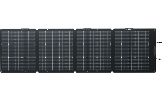 Reihe von fünf schwarzen Solarplatten auf weißem Hintergrund