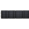 Vier nebeneinander angeordnete Solarmodule auf hellem Hintergrund