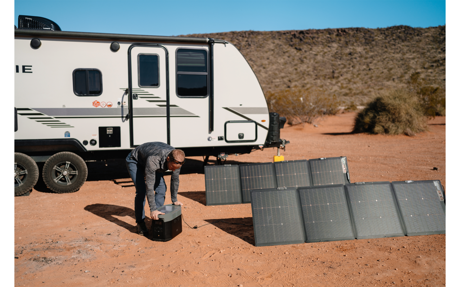 Wohnmobil mit Solarpanelen in einer Wüstenlandschaft