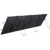 Panneau solaire monté sur des supports sur de l'herbe avec un ciel bleu en arrière-plan