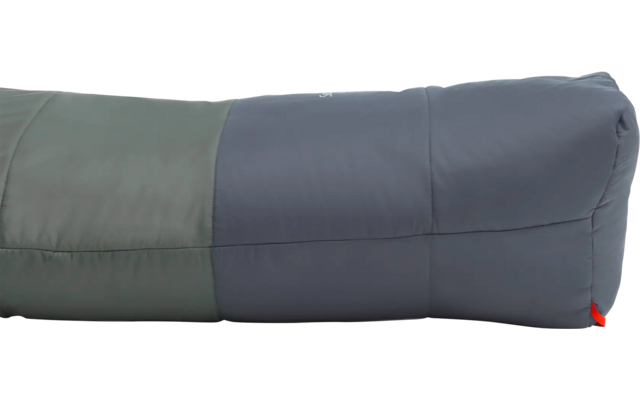 Een opgerolde slaapzak in grijs en groen