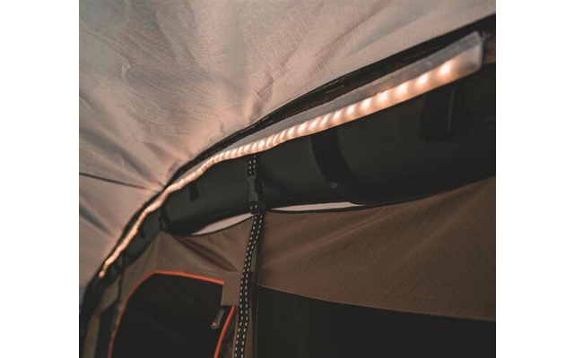 Innenraum eines Zeltes mit LED-Lichtstreifen entlang der Dachnaht, einem befestigten Gurt mit Schnalle und einer seitlichen Reißverschlusstasche