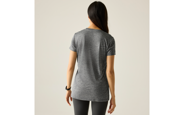 Personne de dos avec cheveux longs et foncés, t‑shirt gris à manches courtes, legging noir, poignet gauche avec bande noire, fond uni clair