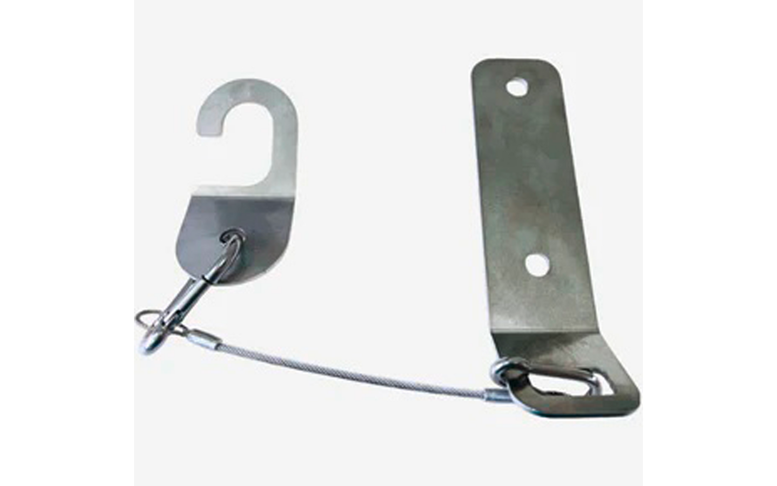 Twee metalen onderdelen verbonden door een stalen kabel op witte achtergrond, links een haak met platte basis, rechts een lang plaatje met twee gaten