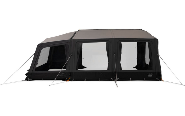 Rechteckige schwarze Zeltstruktur mit grauem Dach, drei großen rechteckigen Fenstern, Eingang links und Abspannleinen mit orangefarbenen Spannern