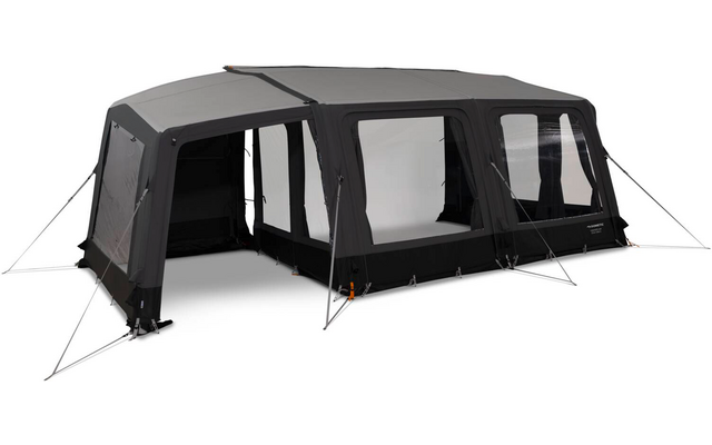 Großes graues und schwarzes Zelt mit mehreren rechteckigen Fenstern, zwei offenen Eingängen und gespannten Abspannleinen