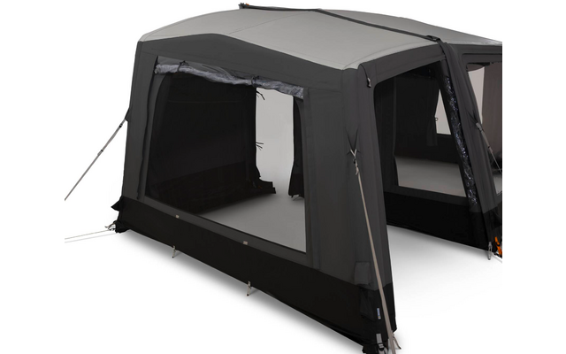 Großes graues Zelt mit zwei großen rechteckigen offenen Fensteröffnungen, aufgerollten Stoffblenden, grauem Dach, schwarzer Bodenblende, Abspannleinen und Stützstangen