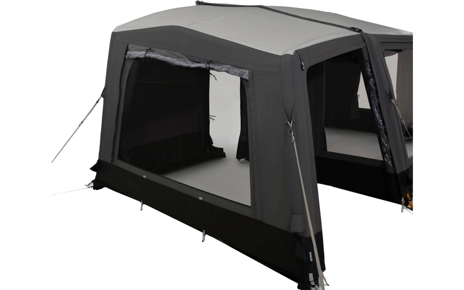 Grande tenda grigia con due grandi finestre rettangolari aperte con alette di tessuto arrotolate, tetto grigio, fascia inferiore nera, tiranti e pali di sostegno