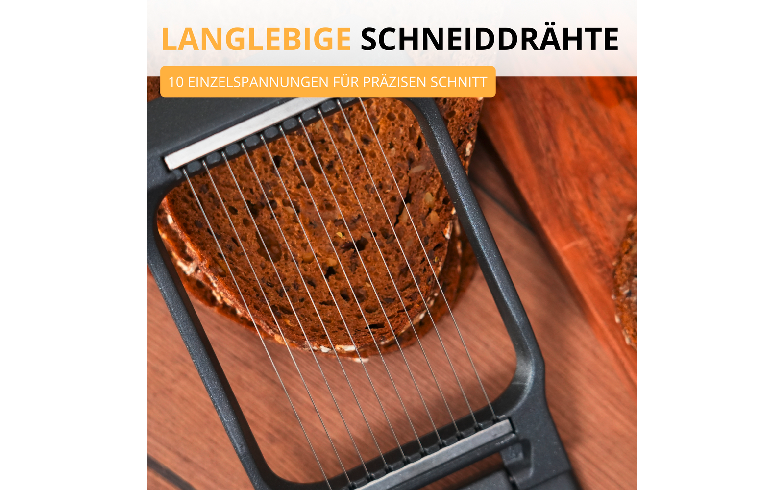 Outil de découpe noir avec plusieurs fils métalliques au-dessus d'une miche sombre partiellement tranchée sur une planche en bois; texte visible : 'LANGLEBIGE SCHNEIDDRÄHTE' et '10 EINZELSPANNUNGEN FÜR PRÄZISEN SCHNITT'