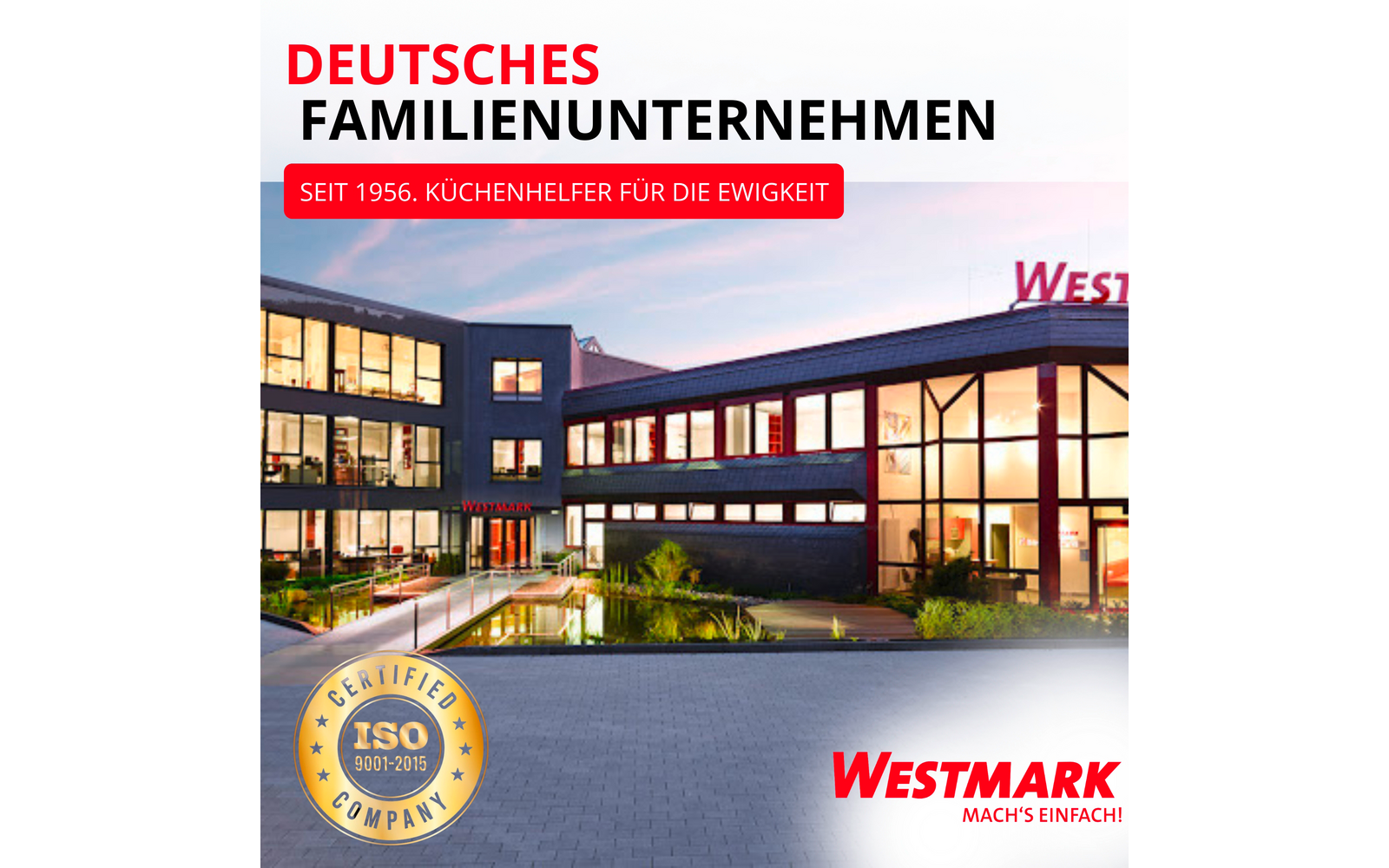Bâtiment d'entreprise éclairé avec façade en verre et parvis pavé, petit bassin avec plantes devant; grand texte rouge 'DEUTSCHES FAMILIENUNTERNEHMEN' en haut à gauche et bandeau rouge 'SEIT 1956. KÜCHENHELFER FÜR DIE EWIGKEIT'; sceau ISO 9001:2015 en bas à gauche; logo 'WESTMARK' en bas à droite
