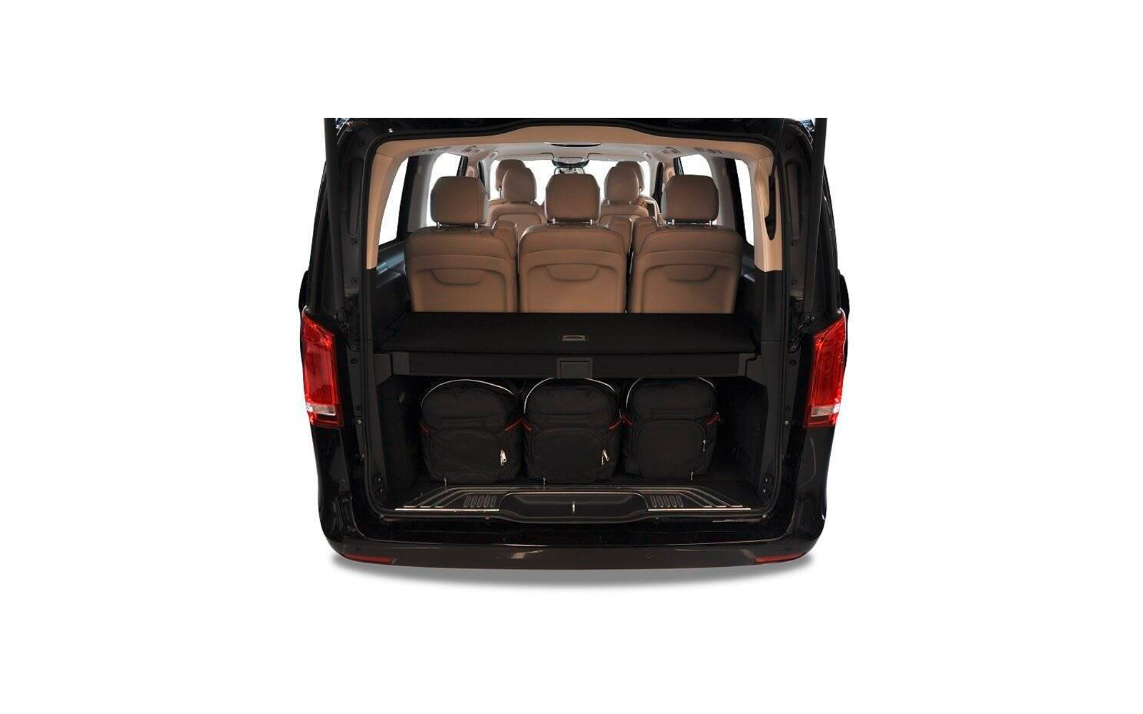 Arrière ouvert d'une camionnette noire avec trois sièges en cuir beige, une tablette de coffre et trois sacs à dos noirs dans le coffre