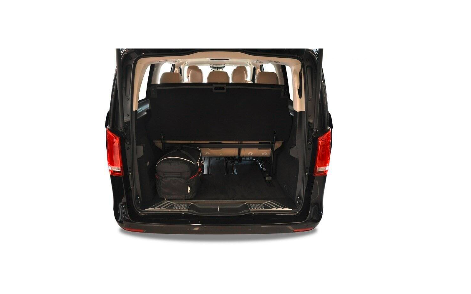 Coffre ouvert d'une camionnette noire, sièges beiges avec appuie-têtes visibles, sac à dos noir à gauche dans le coffre