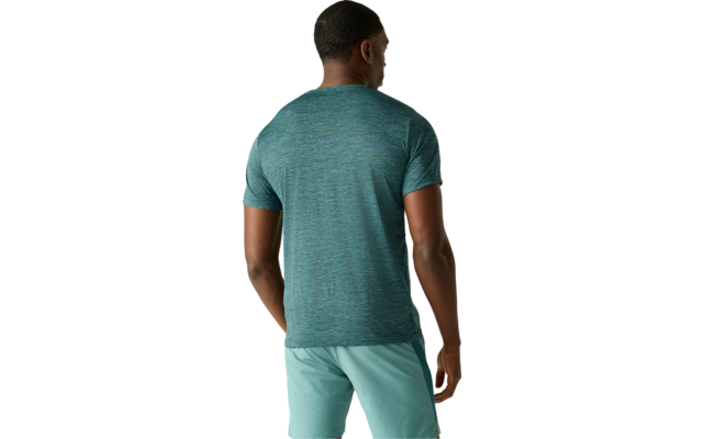 Person von hinten, trägt grünes meliertes T-Shirt und hellblaue Shorts, steht vor hellem neutralen Hintergrund