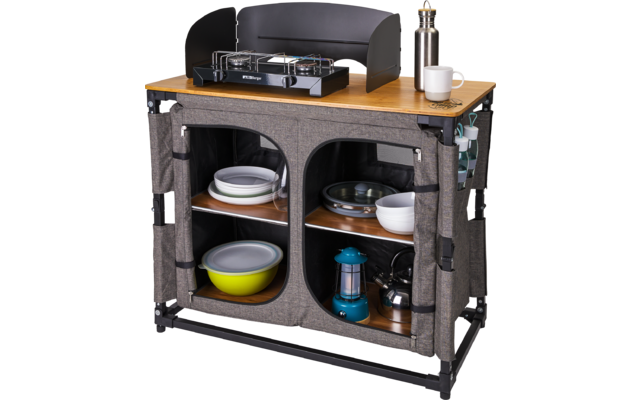Armoire de cuisine avec deux portes ouvertes, des étagères remplies de vaisselle, une machine à café et une bouteille sur le plan de travail