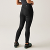Frau von hinten mit schwarzen Leggings und Sportschuhen vor hellem Hintergrund