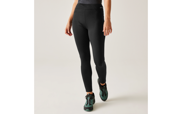 Frau trägt schwarze Leggings und schwarze Sportschuhe mit grünen Details