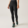 Frau trägt schwarze Leggings und schwarze Sportschuhe mit grünen Details