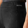 Région des hanches portant un legging noir, logo blanc 'Regatta Great Outdoors' sur la ceinture, poche latérale visible, main droite le long de la jambe