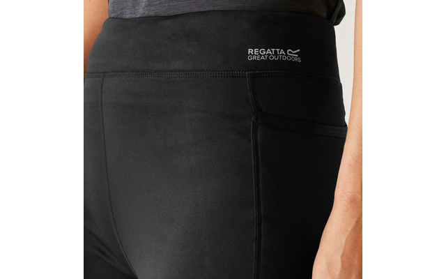 Région des hanches portant un legging noir, logo blanc 'Regatta Great Outdoors' sur la ceinture, poche latérale visible, main droite le long de la jambe