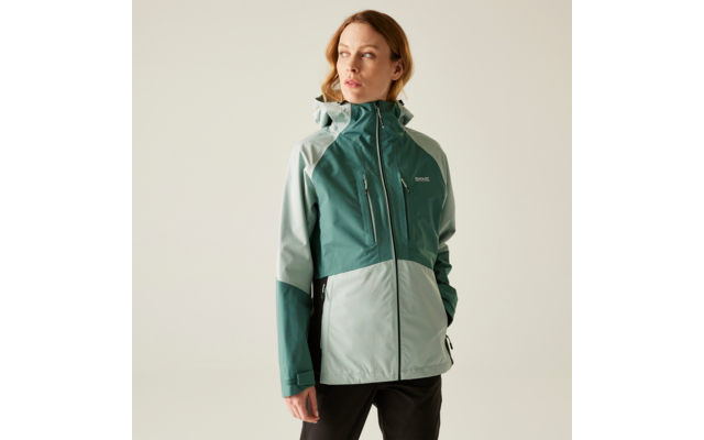 Frau trägt grüne und hellgraue Outdoorjacke mit Kapuze