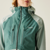 Frau trägt grün-graue Outdoorjacke mit Kapuze