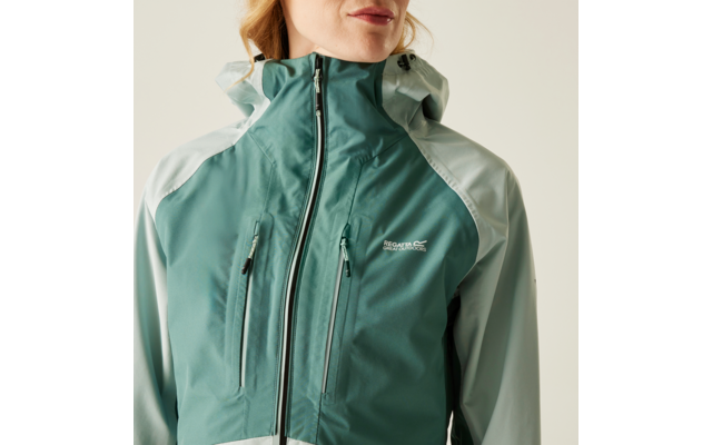 Frau trägt grün-graue Outdoorjacke mit Kapuze