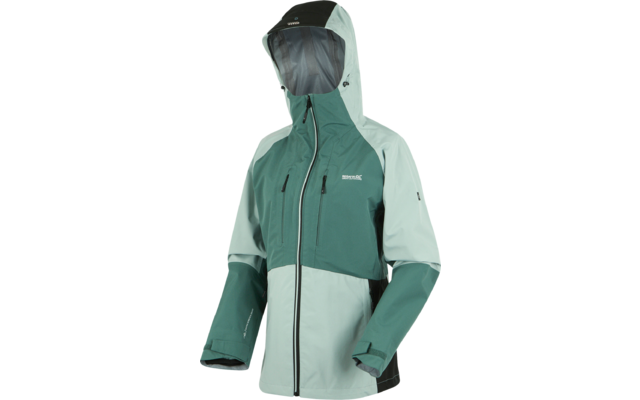 Wasserfeste grün-graue Outdoorjacke mit Kapuze auf weißem Hintergrund