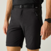 Unterkörper einer Person in schwarzem T-Shirt und schwarzen Shorts mit Gürtel und Reißverschlusstaschen, sichtbare Oberschenkel, Handgelenk mit schwarzer Uhr