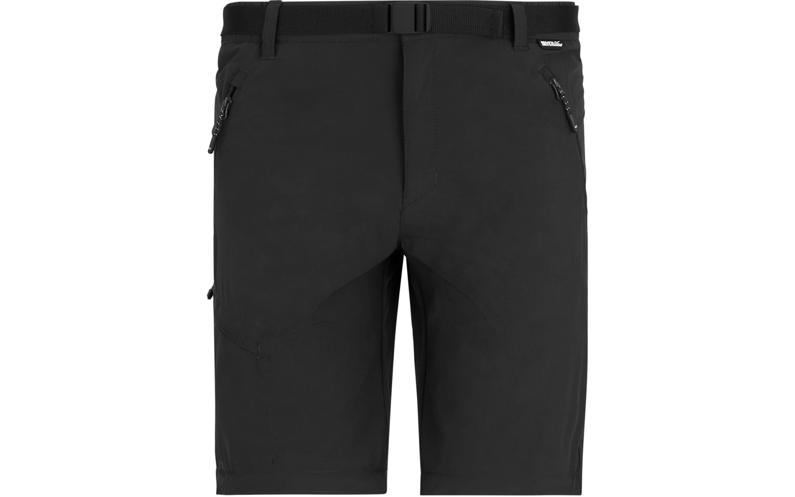 Schwarze kurze Shorts, Frontalansicht, zwei seitliche Reißverschlusstaschen, Bund mit integriertem Gurt und Schnalle, kleines rechteckiges Label an rechter Hüftseite