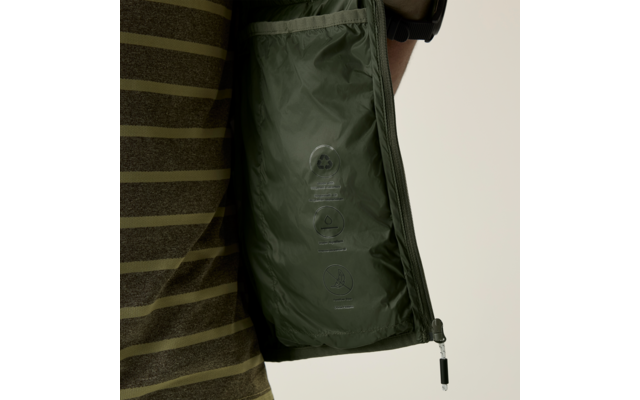 Geöffnete dunkelgrüne Jacke, Innenfutter sichtbar mit drei übereinander angeordneten aufgedruckten Symbolen und kleiner Schrift darunter; geöffnetes Reißverschlussende; Teil eines Oberkörpers in grün-gestreiftem T‑Shirt links