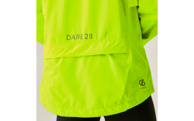 Rückansicht einer neongelben Jacke mit dem Schriftzug 'DARE2B' und kleinem Logo; sichtbarer Saum und Taschenklappe; schwarze Hosen