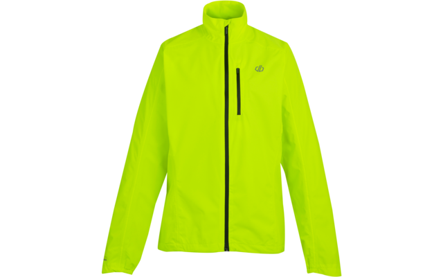 Leuchtgelbe Jacke mit Stehkragen, schwarzem durchgehendem Reißverschluss, senkrechter Brusttasche mit schwarzem Reißverschluss, kleinem Logo auf der Brust, auf weißem Hintergrund