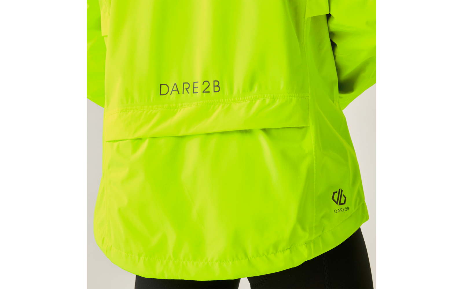 Rückansicht einer neongelben Jacke mit dem Schriftzug 'DARE2B' und kleinem Logo; sichtbarer Saum und Taschenklappe; schwarze Hosen