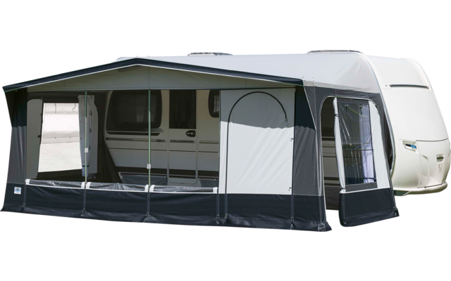 Weißer Wohnwagen mit angebautem dunkelgrauem Vorzelt, durchsichtigen Fenstern und geschlossenem Seitenpaneel