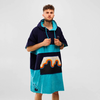 Ein Mann trägt einen bunten Kapuzenponcho mit Mustern in Blau, Türkis und Orange