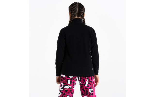 Person von hinten mit schwarzem Pullover und pink-weiß gemusterten Hosen