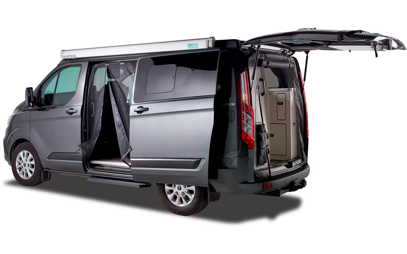 Dunkelgrauer Kombi mit offenen Hecktür und Schiebetür auf weißem Hintergrund