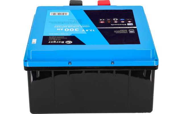 Eine blaue Kunststoffbox mit schwarzem Unterteil und Deckel mit Aufkleber