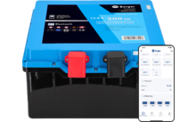 Blaue rechteckige Batterie mit oberer Etikette 'Berger' und '12,8 V 300 Ah LiFePO4', rote und schwarze Polklemmen vorne, rechts ein Smartphone mit geöffneter App-Anzeige