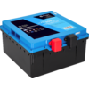 Schwarze Autobatterie mit blauem Deckel und zwei Polanschlüssen, ein roter und ein schwarzer