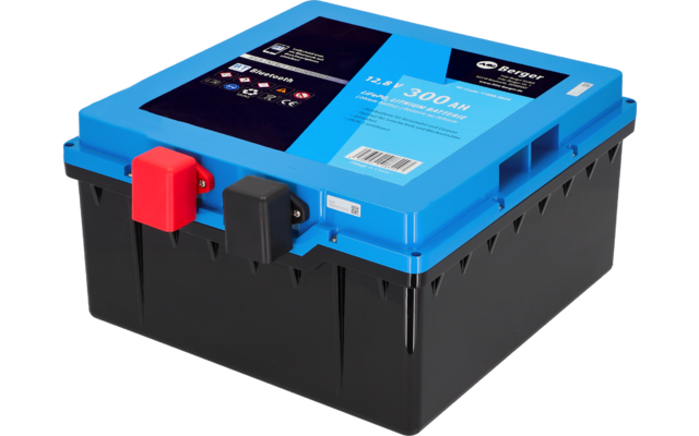 Blaue und schwarze Werkzeugkiste mit roten und schwarzen Verschlüssen