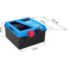Schwarzer rechteckiger Kunststoffbehälter mit blauem Deckel, roten und schwarzen Anschlussklemmen vorne, Aufklebern auf dem Deckel und Maßlinien mit Pfeilen auf weißem Hintergrund