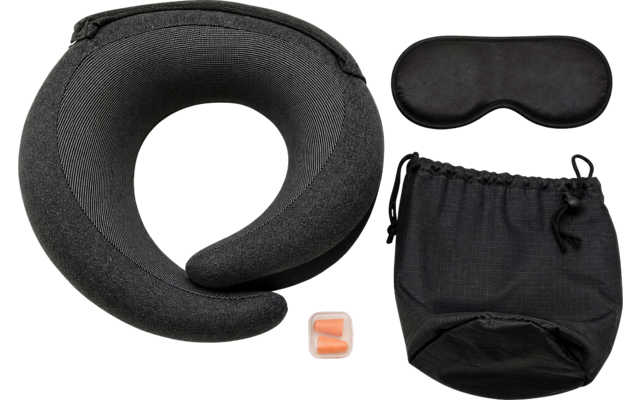 Coussin de voyage en U, masque de sommeil, bouchons d'oreilles dans un petit étui transparent et pochette noire à cordon côte à côte sur fond blanc