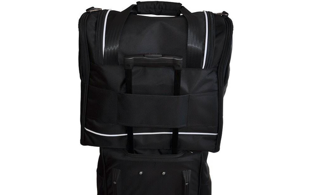 Valise à roulettes noire avec poignée télescopique déployée et sac de voyage noir fixé dessus avec liserés blancs