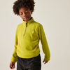 Junge mit gelbem Pullover und dunkler Hose schaut nach unten