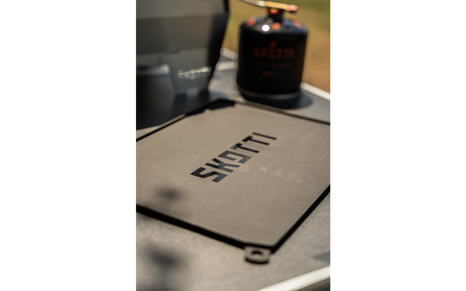 Beige Stofftasche mit dem Schriftzug "SMETTI", im Hintergrund eine schwarze Kerze und eine Kaffeetasse