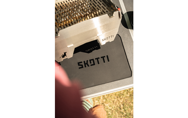 Nahaufnahme eines Metallic-Bauteils mit der Aufschrift SKOTTI
