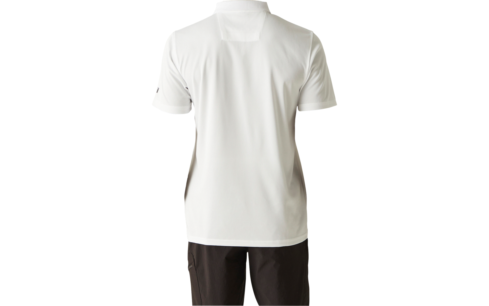 Vista trasera de un polo blanco de manga corta con cuello sobre pantalones oscuros